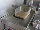 une friteuse posée sur un plan de travail dans une cuisine