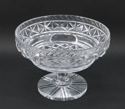 Coupe à fruit sur piédouche en cristal taillé à décor d'étoi…