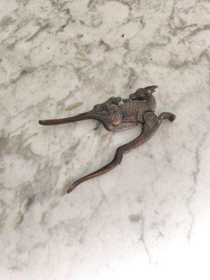 un petit lézard perché sur une table en marbre