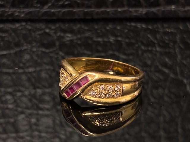 Bague en or 18 carats 750 millièmes à décor au centre de 4 rubis ...