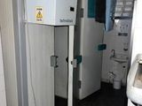 une salle de bains équipée de toilettes, d'un lavabo et d'une cabine de douche