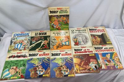 Plusieurs bandes dessinées sont empilées les unes sur les autres sur un tissu blanc