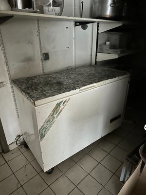 une petite cuisine équipée d'une cuisinière et de placards