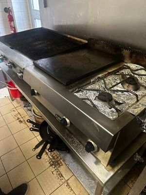 une cuisinière à deux feux dans une cuisine