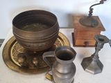 de nombreux objets anciens posés sur une table