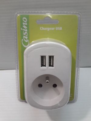un chargeur blanc équipé de deux ports USB