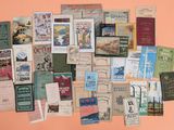 de nombreux types de livres différents accrochés au mur