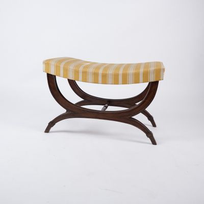 un banc en bois dont l'assise est recouverte d'un tissu à carreaux jaunes et blancs