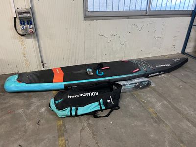 une planche de surf et un sac dans un garage