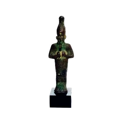 une statue égyptienne représentant un homme coiffé d'un chapeau