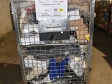 un chariot métallique contenant de nombreux articles dans un entrepôt