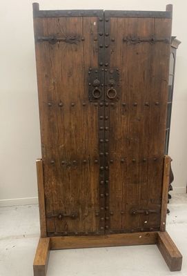 Grande porte chinoise en chêne, ouvrant par deux vantaux, fe…