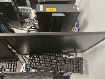 un bureau d'ordinateur équipé d'un clavier et d'un écran