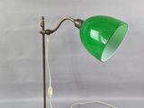 une image représentant une lampe de bureau verte sur fond blanc