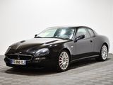 une photo d'une « mas car » noire posée sur un sol à damier