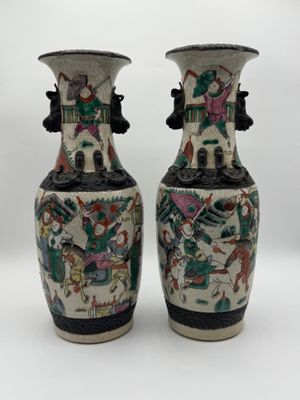 paire de vases chinois sur fond blanc, avec des anses noires