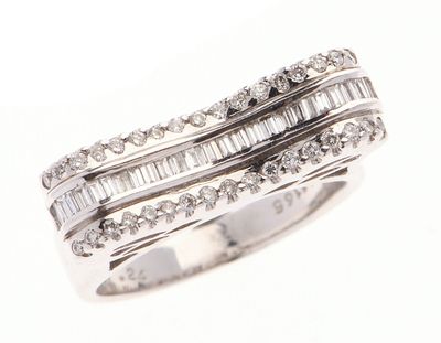 BAGUE en or gris 750 °/°° à plateau rectangulaire ondulé, ce…