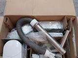 une boîte en carton contenant un certain nombre d'objets