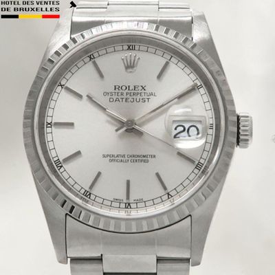 une montre Rolex argentée avec des chiffres romains