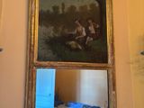 un miroir et un tableau accrochés au mur au-dessus d'un lit