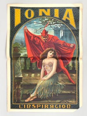 la couverture d'un livre sur laquelle figure une femme déguisée en diable, assise sur un banc