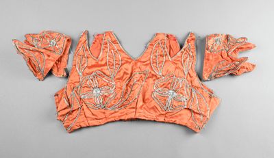 TUNISIE, XXe siècle Corsage orange et argenté, en satin de s…