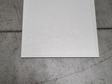 un morceau de papier blanc par terre