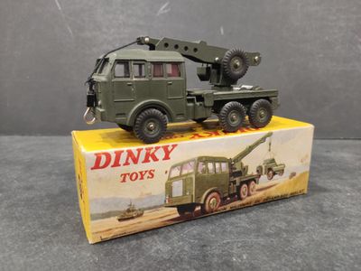 camion de guerre miniature muni d'une grue sur le toit, dans sa boîte