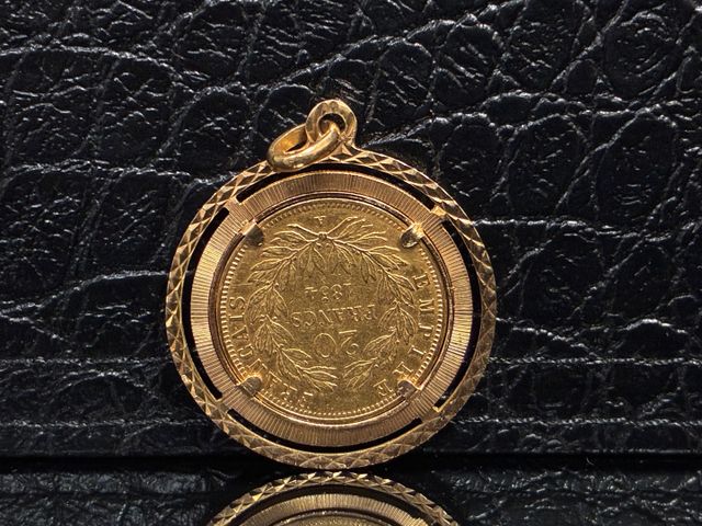 Pendentif rond en or 18 carats 750 millièmes à décor d’une pièce ...