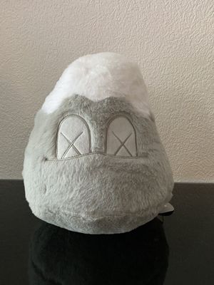 Peluche Kaws - Holiday Japan Mount Fuji (Gris), 2019 Jou