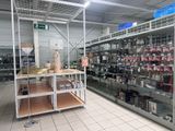 de nombreuses étagères contenant divers articles dans un magasin