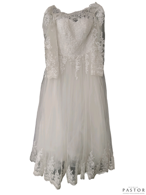 une robe blanche sur un cintre, sur fond blanc