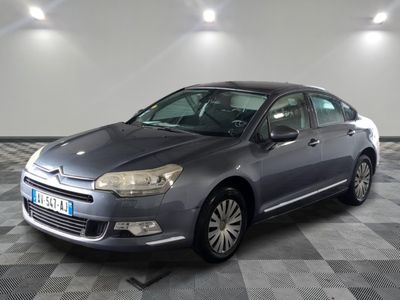 la voiture est garée dans le garage sur le sol en damier