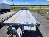 une remorque à plateau garée sur le bord de la route