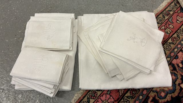 2 services de tables en damassé serviettes chiffrées. Vendu en l’