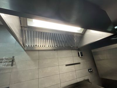 vue en plan d'une cuisine professionnelle équipée d'appareils en acier inoxydable