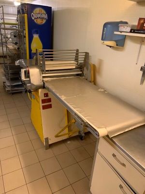 une image d'une cuisine commerciale avec beaucoup d'espace de travail