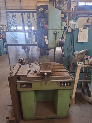 une machine qui se trouve à l'intérieur d'un bâtiment