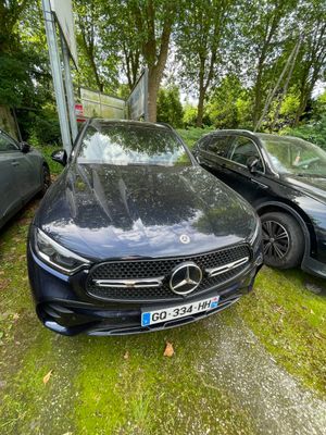 une Mercedes Classe S garée à côté d'autres voitures dans un parking