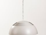 une personne tenant une lampe blanche suspendue au plafond