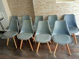 six chaises alignées sur le sol