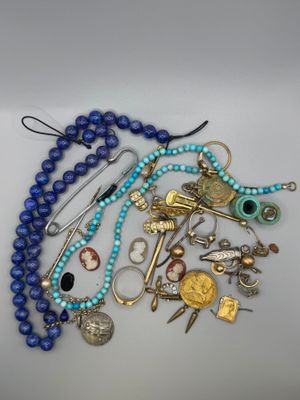 gros plan d'un bouquet de bijoux sur une table