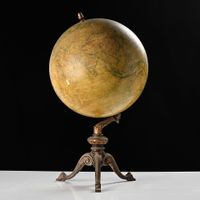 Emile BERTAUX Important globe de bibliothèque piètement trip…