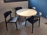 une table et des chaises dans une pièce avec fenêtre