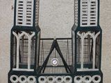 une petite cage à oiseaux surmontée d'une horloge
