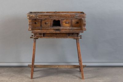 une vieille table en bois surmontée d'un tiroir