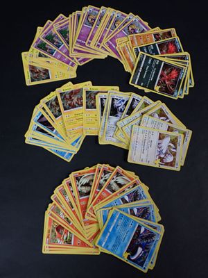 beaucoup de cartes pokemon sur la table