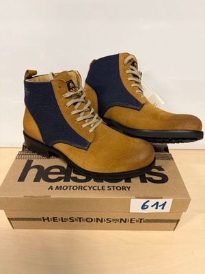 une paire de bottes marron et bleues posées sur une boîte en carton