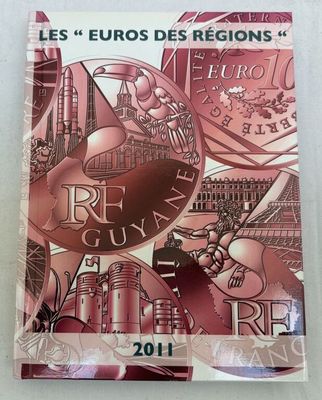 un gros plan sur un livre sur lequel figure l'image d'une ville