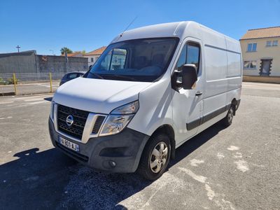 la camionnette blanche est garée dans le parking